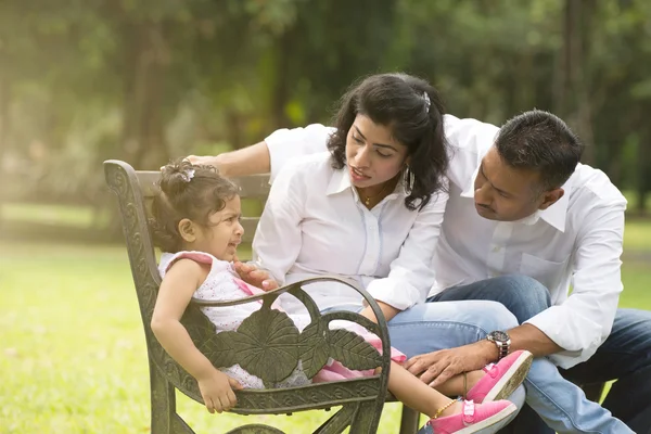 Pai indiano lidar com a filha — Fotografia de Stock