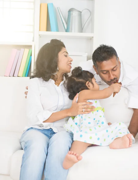 Indiska dotter utfodring föräldrar — Stockfoto