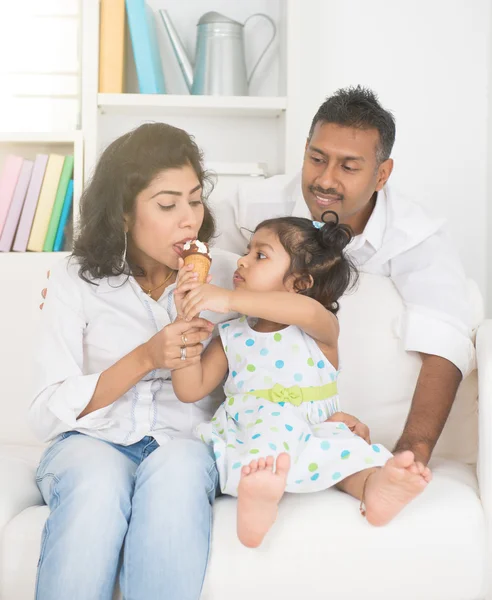 India hija alimentación padres — Foto de Stock