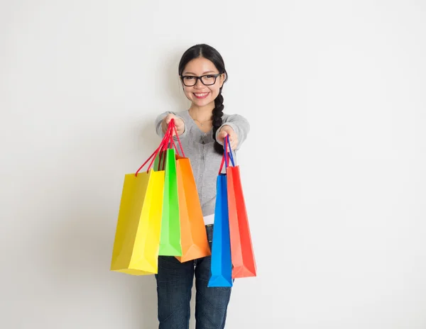 アジアの女性がショッピング — ストック写真