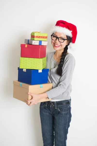 Азіатська дівчина з різдвяними подарунками — стокове фото
