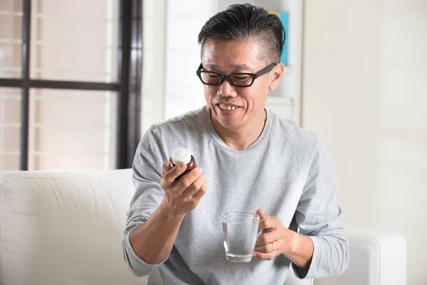 Asiatico anziano maschio prendere pillole — Foto Stock