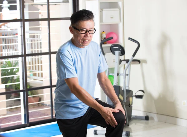 Asian senior with knee injury — Stock Photo, Image
