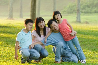 Park aile eğlenceli ve gülümseyen