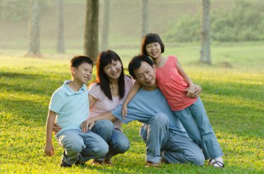 Park aile eğlenceli ve gülümseyen