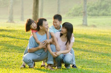 Park aile eğlenceli ve gülümseyen