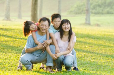 Park aile eğlenceli ve gülümseyen