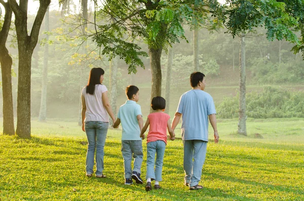 Šťastný asijské rodina v parku — Stock fotografie