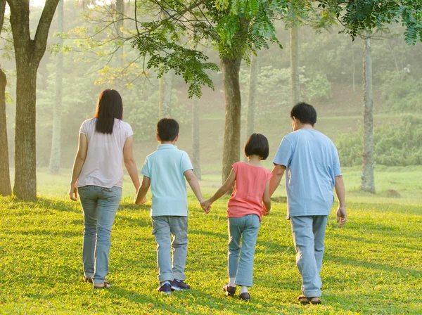 Felice famiglia asiatica nel parco — Foto Stock