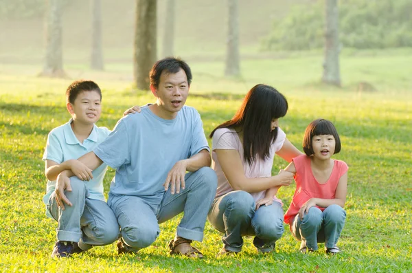 Famiglia giocosa e sorridente nel parco — Foto Stock