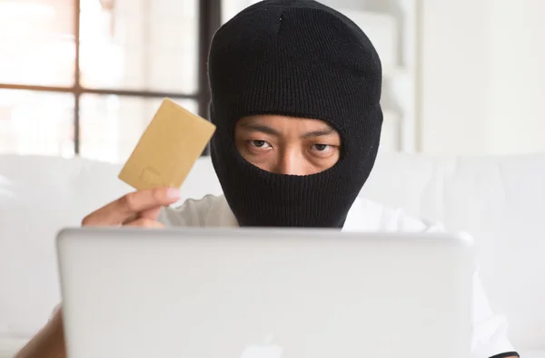 Хакер с кредитной картой — стоковое фото