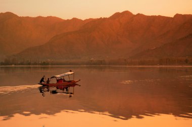 Srinagar günbatımı Dal gölde