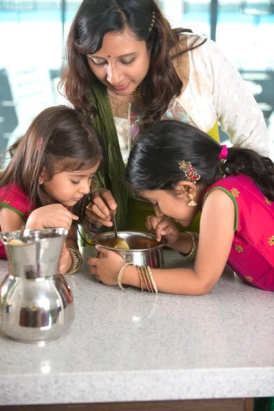 Indian mother cooking with daughters — Stock Photo, Image