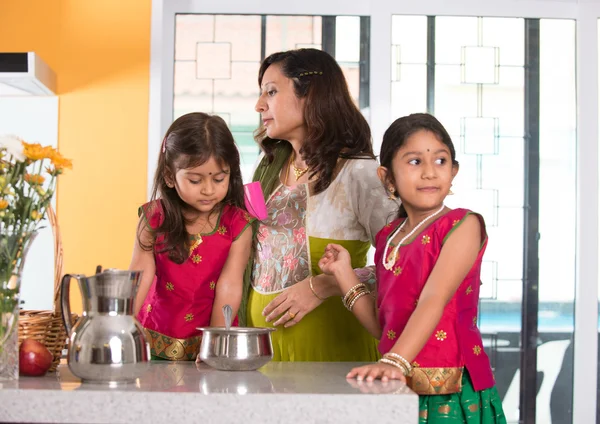 Indiska mamma matlagning med döttrar — Stockfoto