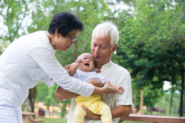 Mor-och farföräldrar leka med baby sonson — Stockfoto