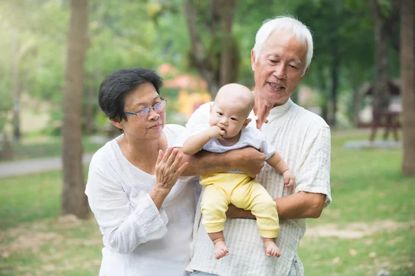 Grand-parents jouant avec bébé petit-fils — Photo