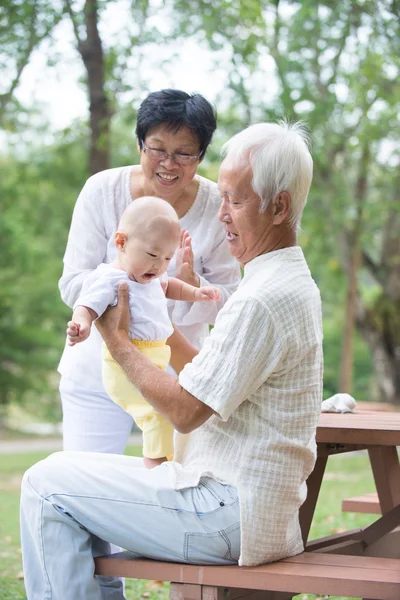 Grand-parents jouant avec bébé petit-fils — Photo