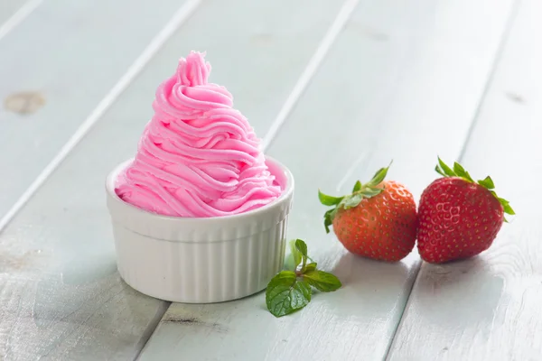 Παγωτό φράουλα — Φωτογραφία Αρχείου