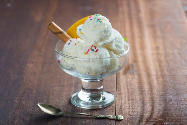 Helado de vainilla —  Fotos de Stock