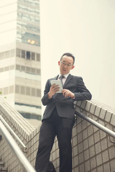 Chinese zakenman met tablet pc — Stockfoto