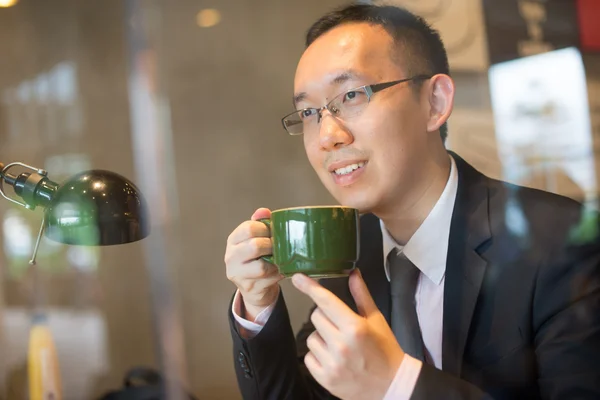 Asiático hombre de negocios con café — Foto de Stock