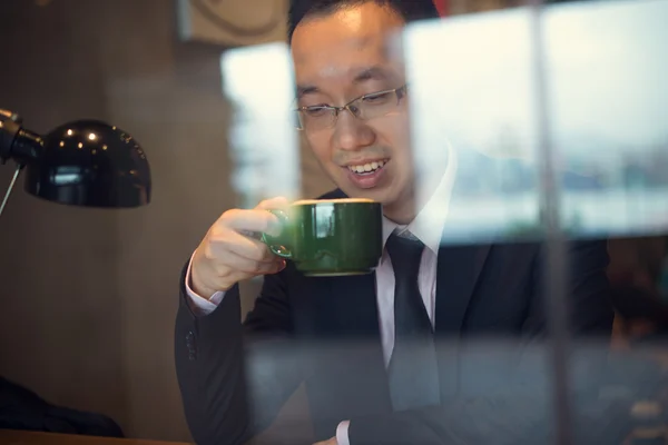 Азиатский бизнесмен с кофе — стоковое фото