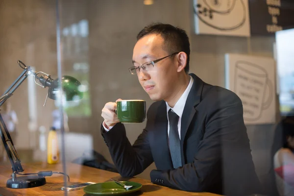 Asiático hombre de negocios con café — Foto de Stock