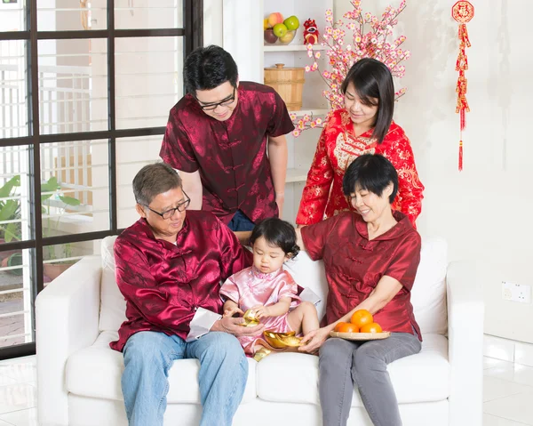 Famiglia asiatica che celebra il nuovo anno — Foto Stock