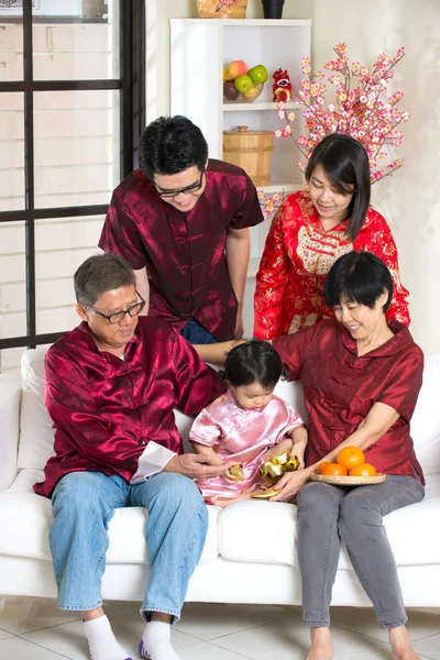 Asiatique famille célébration nouvelle année — Photo