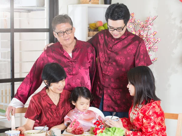 Famiglia asiatica che celebra il nuovo anno — Foto Stock