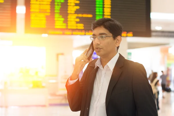 Індійський чоловік в аеропорту терміналу — стокове фото