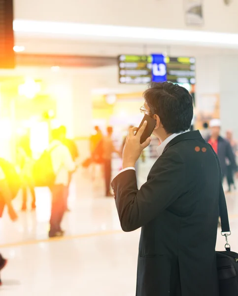 Uomo indiano al terminal dell'aeroporto — Foto Stock