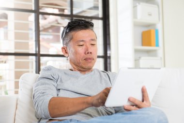 Asya adam bilgisayar tablet kullanma