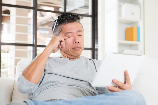 Asiatischer Mann mit Computer-Tablet — Stockfoto