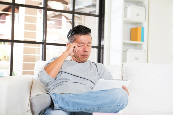 Asiatiska man använder dator tablet — Stockfoto