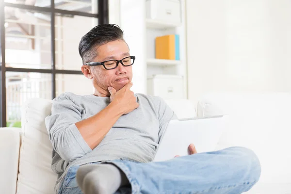 Asiatiska senior mannen med tablett — Stockfoto