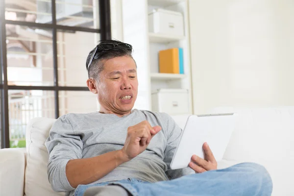 Infeliz asiático homem usando tablet — Fotografia de Stock