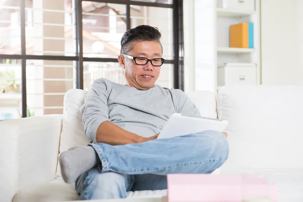 Asiatiska senior använder tablet — Stockfoto