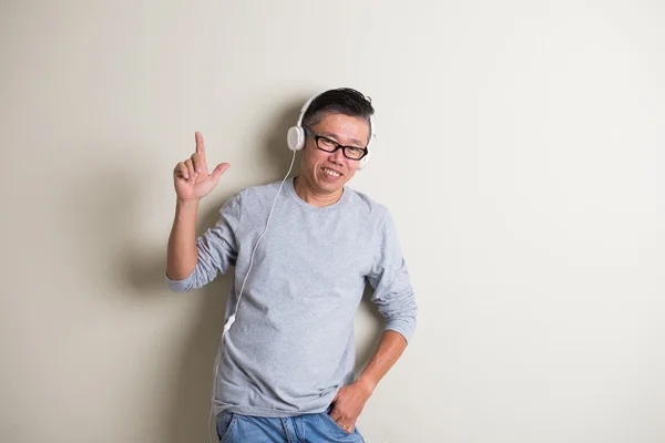 Asian man listening to music — Stock Photo, Image