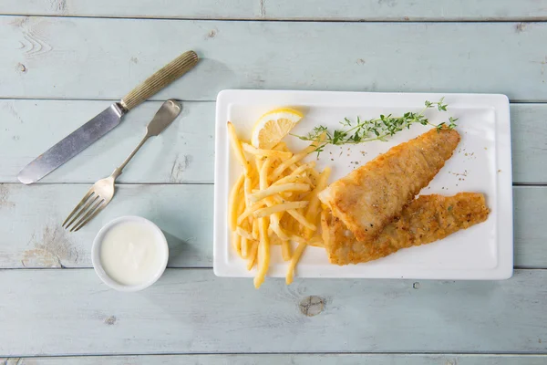 Pesce inglese e patatine — Foto Stock