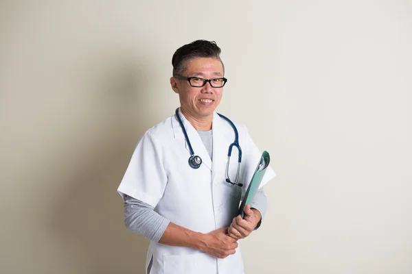 Asian senior doctor with folder — Stock Photo, Image