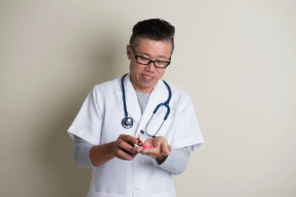 Азиатский врач с медициной — стоковое фото