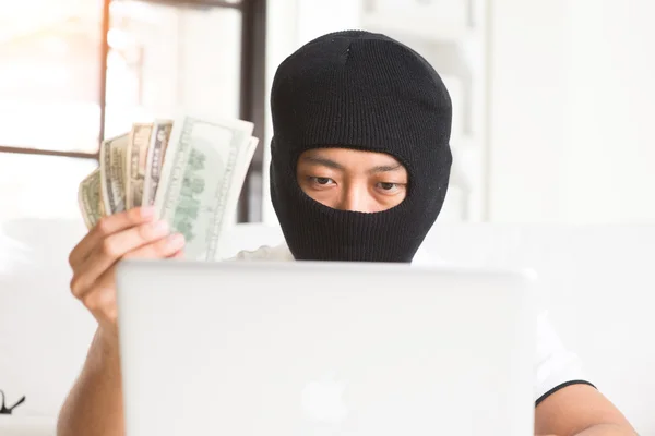 Computer hacker with cash — Stock Photo, Image