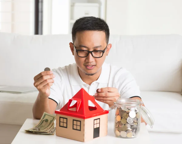 아시아 남자 행복 주택 융자 — 스톡 사진