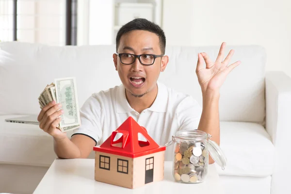 Asiático homem feliz com casa empréstimo — Fotografia de Stock