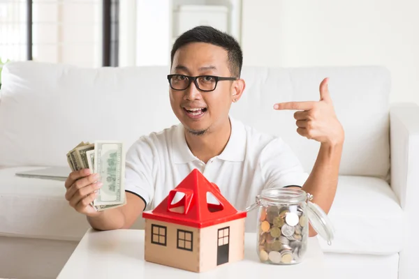 Asiatiska man lycklig med hus lån — Stockfoto
