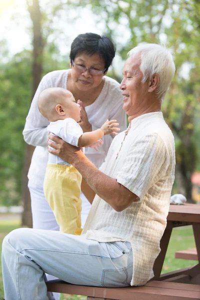 Nonni che giocano con il bambino — Foto Stock