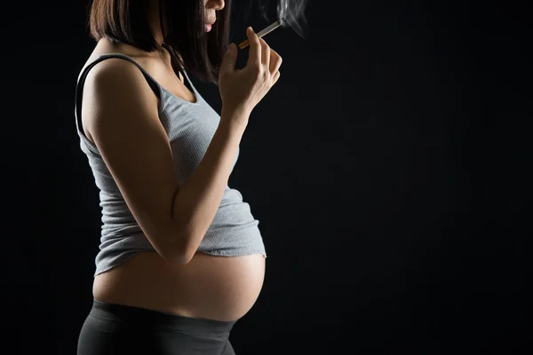 亚洲母亲吸烟 — 图库照片