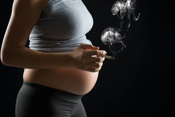 Aziatische moeder roken — Stockfoto
