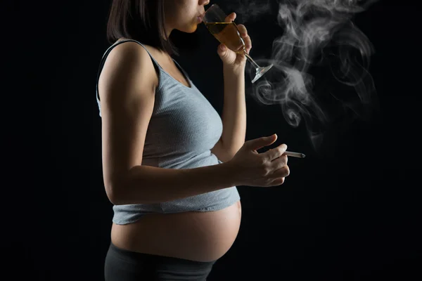 Madre incinta che fuma e beve — Foto Stock